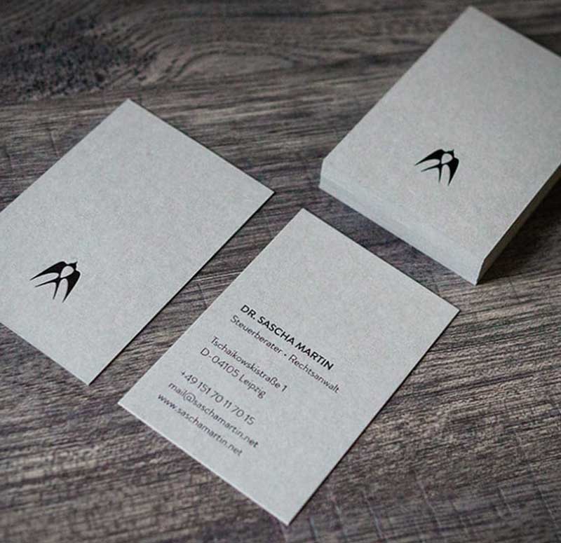 Hochwertige Visitenkarten mit Prägung und glänzender Veredelung auf strukturiertem Papier